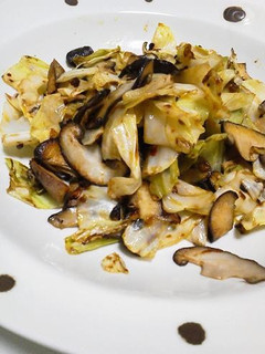 シイタケとキャベツの食べるラー油炒め!!-レシピのメイン写真
