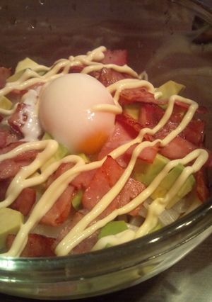 アボガド、ベーコン、温玉のせ冷やしうどん-レシピのメイン写真