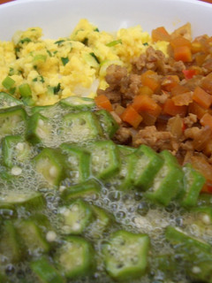 ネバネバオクラの三色丼-レシピのメイン写真