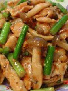 梅味噌を使って<豚肉とニンニクの茎、しめじの豆板醤炒め>-レシピのメイン写真