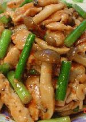 梅味噌を使って＜豚肉とニンニクの茎、しめじの豆板醤炒め＞-レシピのメイン写真