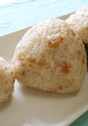 酸っぱ旨＊食欲ｕｐ梅ごま風味のおにぎり-レシピのメイン写真