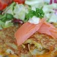スモークサーモンで味わうハッシュドポテト