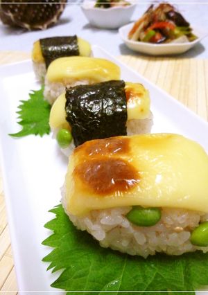 チーズを乗せた　梅風味たらこおにぎり-レシピのメイン写真