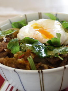 豚キムチの温泉卵のせ丼-レシピのメイン写真