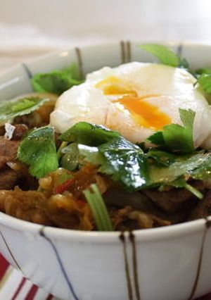 豚キムチの温泉卵のせ丼-レシピのメイン写真