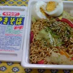 รูปของ 簡単・時短！野菜たっぷりカップ焼きそば