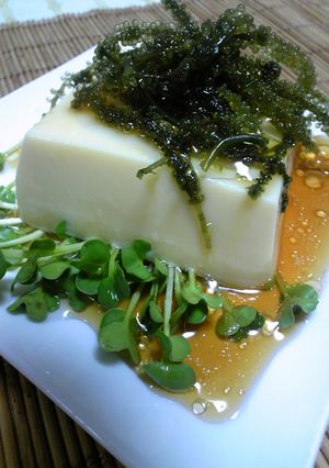 卵豆腐に海ぶどう盛った-レシピのメイン写真
