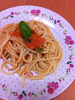 トマトとバジルでパスタ-レシピのメイン写真