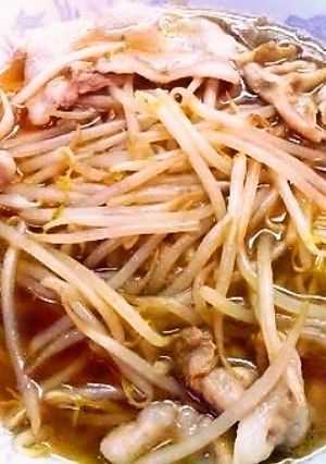 即席ラーメンにひと工夫！特製の豚もやし麺-レシピのメイン写真
