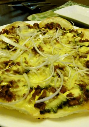餃子の皮で♪色々野菜とゴーヤの肉味噌ピザ-レシピのメイン写真