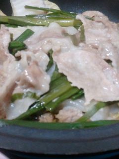 タジン鍋で作る★ニラと白菜と豚肉の蒸し鍋-レシピのメイン写真