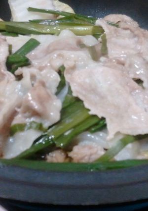 タジン鍋で作る★ニラと白菜と豚肉の蒸し鍋-レシピのメイン写真
