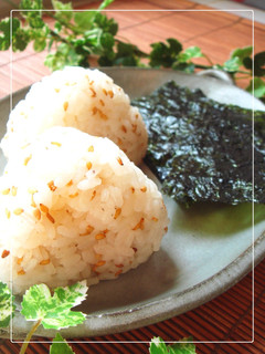 胡麻油香る~✿ダシダおにぎり-レシピのメイン写真