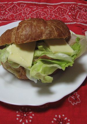切れているチーズでクロワッサン-レシピのメイン写真