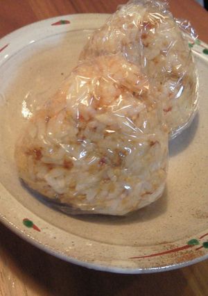 朝食や夜食にじゃこと七味のおかかおにぎり-レシピのメイン写真