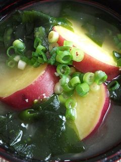 さつまいもとわかめのお味噌汁-レシピのメイン写真