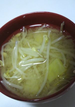 さつまいもとモヤシのお味噌汁-レシピのメイン写真