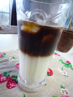 カフェラテの層をきれいにする方法-レシピのメイン写真