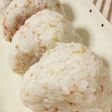 ダシ香る。梅ゴマおにぎり