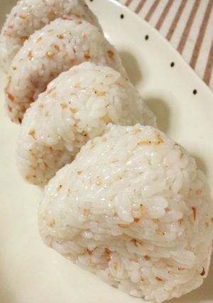 ダシ香る。梅ゴマおにぎり-レシピのメイン写真