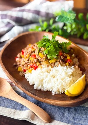 レモンを添えた彩りエスニックそぼろ丼-レシピのメイン写真