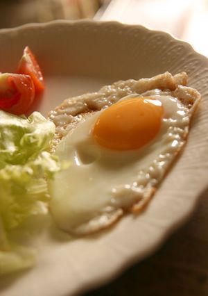 いつもの玉子でちょっぴり濃厚な目玉焼きに-レシピのメイン写真
