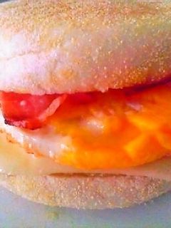 朝マック風!人気のベーコンエッグマフィン-レシピのメイン写真