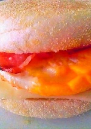 朝マック風！人気のベーコンエッグマフィン-レシピのメイン写真