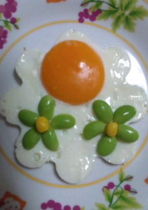 とにかく可愛く目玉焼♪お花をＯＮ♪No１-レシピのメイン写真
