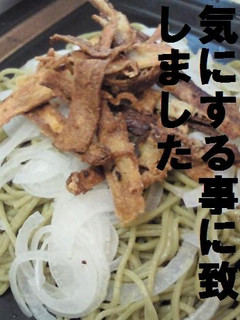 ざる蕎麦にゴボウの素揚げチップをのせて-レシピのメイン写真