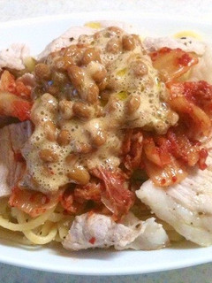 ゆで豚キムチ納豆にんにく醤油マヨのパスタ-レシピのメイン写真