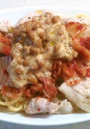 ゆで豚キムチ納豆にんにく醤油マヨのパスタ-レシピのメイン写真
