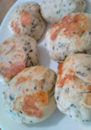 薄力粉だけ★炊飯器DE黒ごまチーズパン-レシピのメイン写真