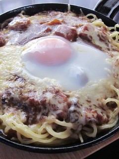 半熟卵がとろ~り♪焼きチーズカレーパスタ-レシピのメイン写真