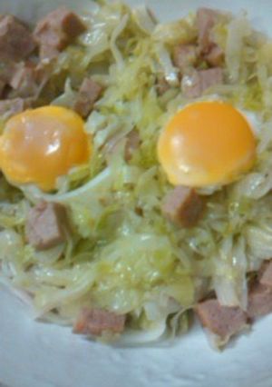キャベツとスパムで巣籠もり卵(^w^)-レシピのメイン写真