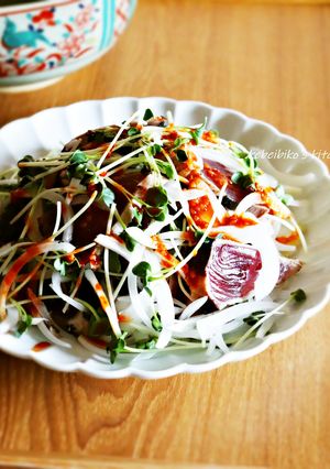 韓国ピリ辛だれ＊鰹のたたきと玉葱和え-レシピのメイン写真