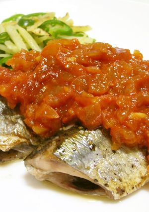 焦がし玉ねぎトマトソースde焼きサンマ-レシピのメイン写真
