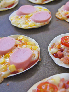 ギョーザの皮で作る・パリパリ薄皮ピザ-レシピのメイン写真