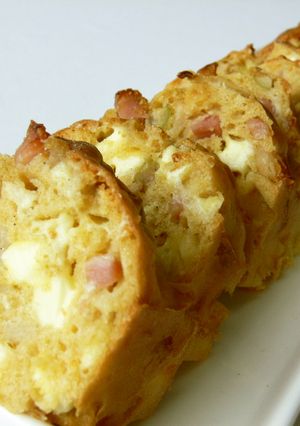 混ぜて焼くだけ！具だくさんのケークサレ-レシピのメイン写真