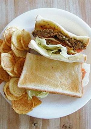 ハンバーグーサンドとチップス-レシピのメイン写真