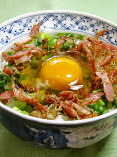 葱とカリカリじゃこ・ベーコンの卵かけご飯-レシピのメイン写真