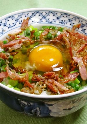 葱とカリカリじゃこ･ベーコンの卵かけご飯-レシピのメイン写真
