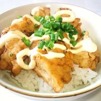 基本からアレンジまで！思わずつくりたくなる「残り 簡単唐揚げ丼」のレシピ集 | クックパッド