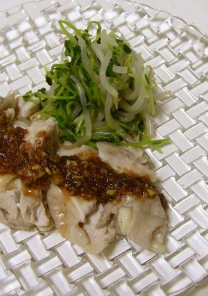 鶏もも肉の湯引き☆梅肉さっぱりソース-レシピのメイン写真