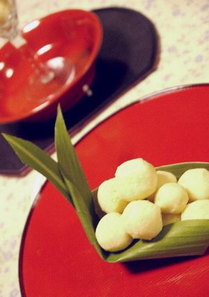 うさぎさんのハラン皿に盛るお月見芋団子-レシピのメイン写真