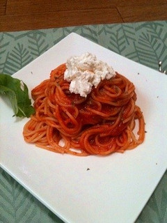 トマトソースパスタ*カッテージチーズ添え-レシピのメイン写真