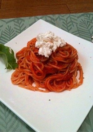 トマトソースパスタ*カッテージチーズ添え-レシピのメイン写真