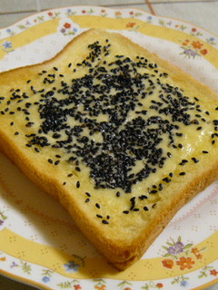 たっぷり黒ごまチーズトースト♡-レシピのメイン写真