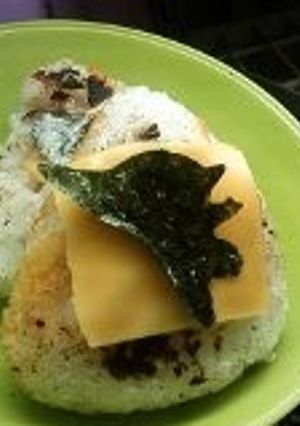 マヨネーズde焼きおにぎりチーズ乗せ-レシピのメイン写真